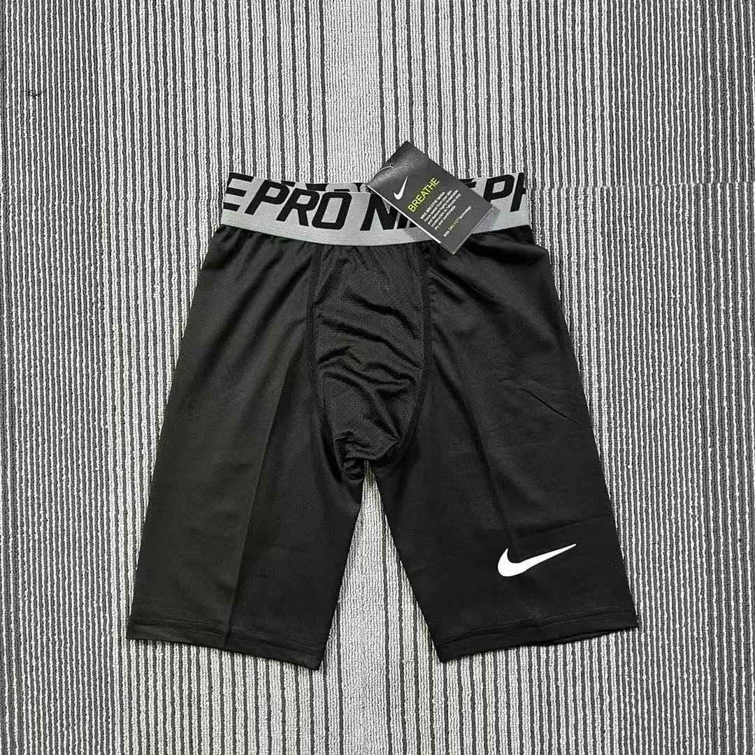 Black five quarter tight pants